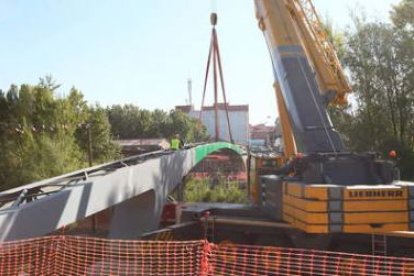 Las dos orillas del río quedan unidas con la nueva estructura.