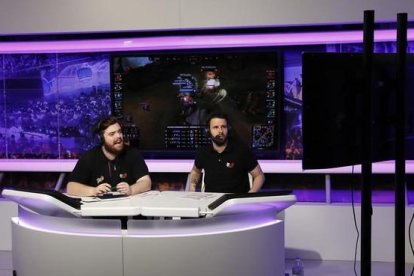 Ibai Llanos, comentarista destacado de los eSports (izquierda) y Ernesto Folch (BarbeQ) narran la 12ª jornada de Superliga de League of Legends, de la Liga de Videojuegos Profesional, desde un plató de Mediapro.