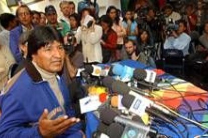 Morales se dirige a los periodistas en la casa del Movimiento Socialista