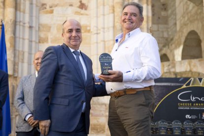 El presidente de la Cooperativa Vega Esla, Balduino Fernández, recogiendo el Cincho de Oro. DL