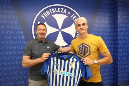 Sietes presentó como nuevo jugador de la SD Ponferradina a Nil Jiménez. L. DE LA MATA