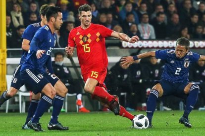 Yosuke Ideguchi, derecha, con Japón en el partido amistoso internacional entre Bélgica y Japón. DECOCQ