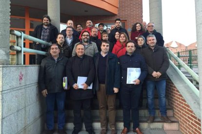 Reunión de cargos del PSOE, ayer en Cacabelos. DL