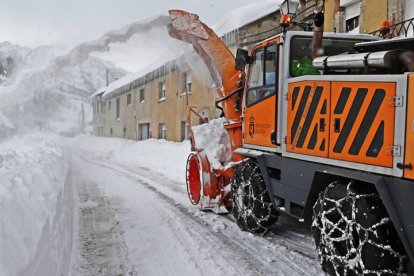 La nieve continúa afectando a la circulación en las carreteras leonesas