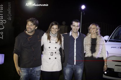 Alejandro y Beatriz, responsables de El Cigarral, posan en los jardines del restaurante junto a la pareja afortunada Tamara y Víctor (en el centro), ganadora del Fiat 500 que sortearon entre los asistentes