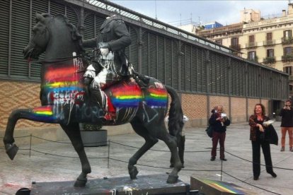 Una mujer lanza huevos a la estatua de Franco en el Born.