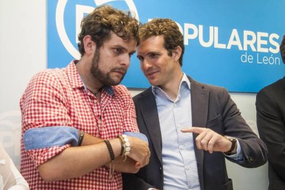 Pablo casado junto a Javier Santiago Vélez en un acto político en León.