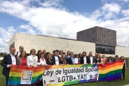 Miembros del colectivo LGTB, junto a los portavoces parlamentarios de los Grupos que promovieron la Ley de Igualdad Social de la Diversidad Sexual y de Género, en una imagen de archivo.