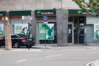 Sucursal de Unicaja Banco en León. RAMIRO