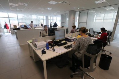 Funcionarios trabajando en una sala del nuevo edificio de la ampliación de los juzgados.