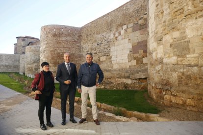 La arquitecta de la obra, el alcalde y el concejal de Urbanismo, ante el nuevo espacio verde. FERNANDO OTERO