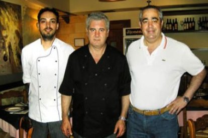 Antonio y su equipo en el comedor de La Esponja, en el Cid.