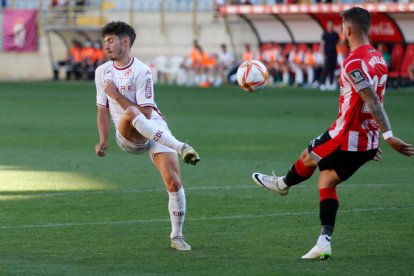 Aarón Piñán, durante el último partido ante el UD Logroñés en el Reino de León. FERNANDO OTERO