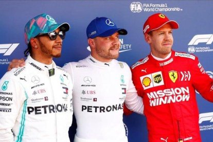 El poleman, Valtteri Bottas, flanqueado por Lewis Hamilton y Sebastian Vettel.