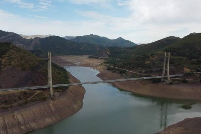 Embalse del pantano de Luna en el puente Fernández Casado, el pasado mes de septiembre. ARGÜELLO