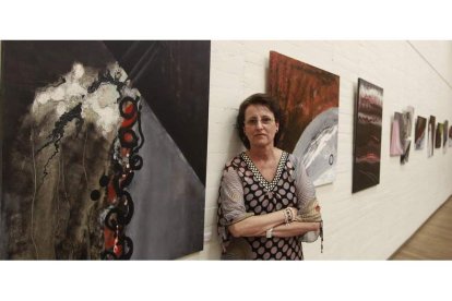 La artista Montserrat Vilaplana posa junto a las obras que expone en el Auditorio.