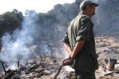 Un soldado marroquí pasea entre los restos del campamento de subsaharianos de Ben Younech