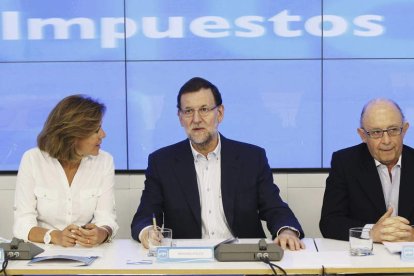 Cospedal, Rajoy y Montoro, al inicio de la reunión de ayer.