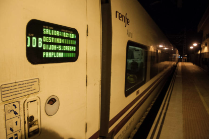 Problemas en el intercambiador de Vilecha mantienen atrapados a decenas de viajeros en uno de los días con más usuarios del tren. DL