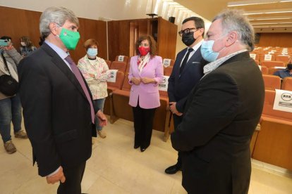 El rector y la vicerrectora con los firmantes de los convenios. LDLM