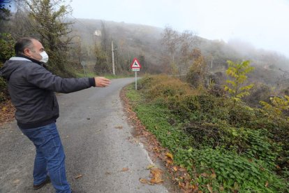 Bernardo Cuadrado, esta pasada semana, mostrando el abandono que sufre su pueblo. ANA F. BARREDO