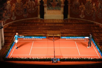 Nadal, a la izquierda, con Nishikori, en una exhibición este lunes en el Palau de la Música de Barcelona.