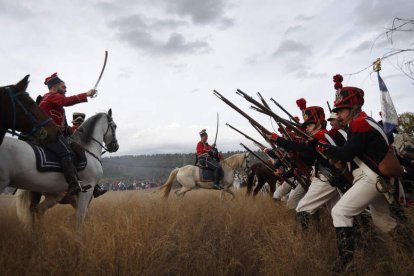 Las tropas avanzan por los terrenos que separan Murias de Rechivaldo y Castrillo de los Polvazares para recrear al detalle y con esmero uno de los episodios más agitados de las Guerras Napoleónicas. JESÚS F. SALVADORES