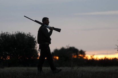 Un cazador, en una de las jornadas de caza menor de la pasada temporada. JESÚS F. SALVADORES