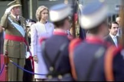 Los Reyes y el presidente del Gobierno escuchan el himno antes del desfile de la Fiesta Nacional