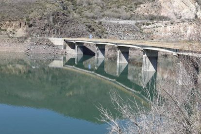 El embalse de Barrios de Luna, que abastecerá a los nuevos regadíos del Órbigo. MARCIANO PÉREZ