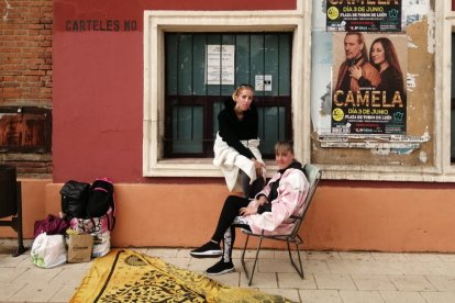 Mónica Torices y Sonia Arce espran desde la madrugada en la plaza de toros de León para ver hoy el concierto de Camela. P.R.