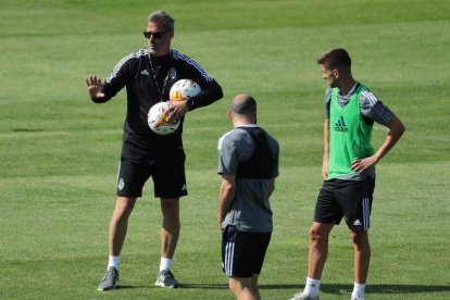 Jon Pérez Bolo en un entrenamiento de la Deportiva en la presente pretemporada. L. DE LA MATA