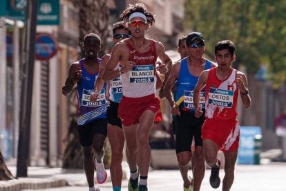 Blanco liderando el grupo de favoritos en la media maratón. SPORTMEDIA