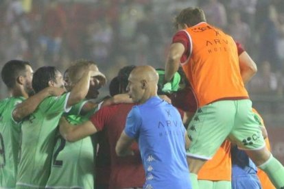 Los jugadores de la Cultural abrazan a su héroe, Salvi, protagonista de una victoria increíble. ERASMO FENOY