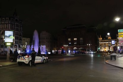 Agentes de la Policía Local llevando a cabo tareas de vigilancia en las horas en que rige el toque de queda. FERNANDO OTERO PERANDONES