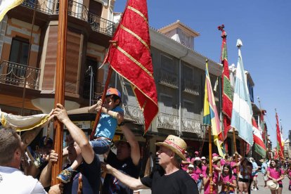 Aúpan a un niño para trepar por la vara. FERNANDO OTERO