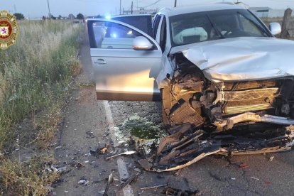 Estado en que quedó uno de los vehículos implicados en el choque. POLICÍA LOCAL.