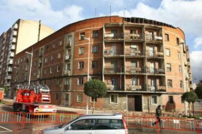 Los bomberos tuvieron que tirar parte de la fachada del viejo cuartel que estaba inestable y peligra