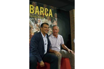 Johan Cruyff, derecha, muestra su apoyo a Joan Laporta.