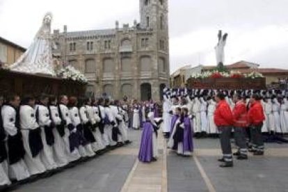 En León es habitual que mujeres y hombres pujen un mismo paso