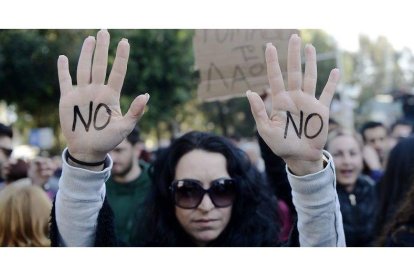 Centenares de chipriotas se manifestaron ayer contra la ratifiación del paquete de medidas del Eurogrupo.