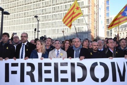 Alcaldes independentistas muestran, en Bruselas, su apoyo al Govern cesado.