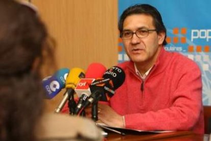 El portavoz del PP en Cacabelos, Adolfo Canedo, ayer en la sede principal de su partido en Ponferrad