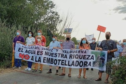 A la protesta se sumaron gentes de los pueblos más cercanos. DL