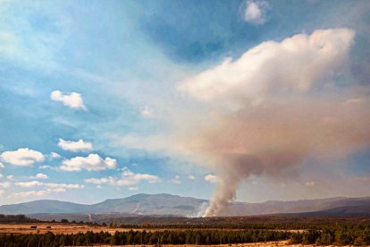 La columna de humo es ya visible desde varios puntos de la provincia. DANIEL PISABARRO