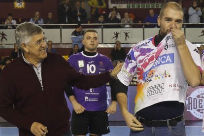 El astronauta leonés Pablo Álvarez besa el escudo del Ademar. Sara no pudo acudir al Palacio. F. OTERO