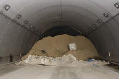 La fotografía fue tomada en el interior del falso túnel de La Escrita, en el tramo cortado de la A-6