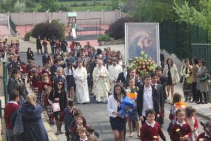 Un momento de la procesión con los alumnos y los profesores del colegio.