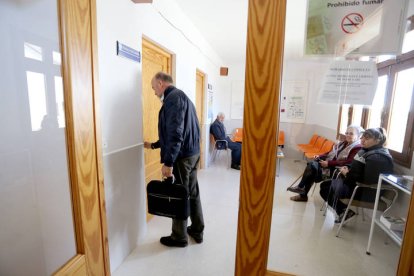 Un médico abre la puerta de un consultorio local. DL