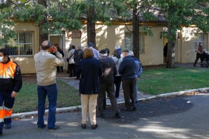 Personas mayores hacen cola para las vacunas en el centro del Parque de los Reyes. FERNANDO OTERO